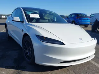 2025 Tesla Model 3 Long Range z VIN 5YJ3E1EB3SF911796, wystawiony jako IAAI lot #41753091 z przebiegiem 1 751 mil mil oraz . Historia ofert i sprzedaży dostępna na DreamBid. Obrazek 1.