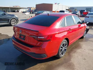 2024 Volkswagen Jetta Sport z VIN 3VWAM7BU7RM080664, wystawiony jako IAAI lot #41974493 z przebiegiem 14 254 mil mil oraz . Historia ofert i sprzedaży dostępna na DreamBid. Obrazek 4.