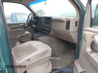 2003 GMC Savana Commercial C6Y with VIN 1GDFG15TX31195422, listed as a IAAI auction lot 41695121 with 214,454 mi miles. Bid and sale history available at carsss.com. Image 5.