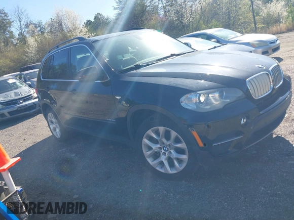 2013 BMW X5 xDrive35i z VIN 5UXZV4C55D0E02577, wystawiony jako IAAI lot #41764316 z przebiegiem 14 274 mil mil oraz . Historia ofert i sprzedaży dostępna na DreamBid. Obrazek 1.