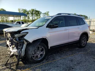2024 Honda Passport TrailSport z VIN 5FNYF8H62RB004333, wystawiony jako Copart lot #52573545 z przebiegiem 10 235 mil mil oraz Szkoda całkowita • Salvage title. Historia ofert i sprzedaży dostępna na DreamBid. Obrazek 1.