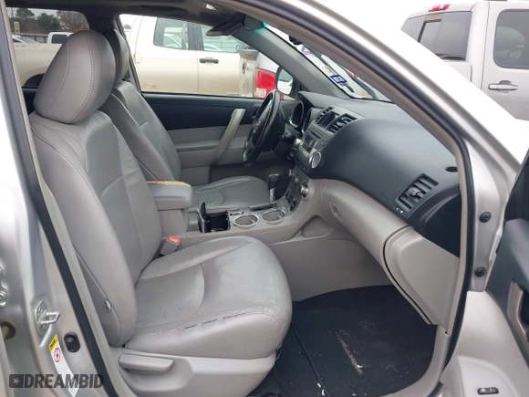 2011 Toyota Highlander with VIN 5TDZK3EH9BS030051, listed as a IAAI auction lot 41436897 with 253,513 mi miles. Bid and sale history available at carsss.com. Image 5.