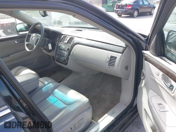 2011 Cadillac DTS Luxury Collection z VIN 1G6KD5E68BU125706, wystawiony jako IAAI lot #41832715 z przebiegiem 103 017 mil mil oraz . Historia ofert i sprzedaży dostępna na DreamBid. Obrazek 5.