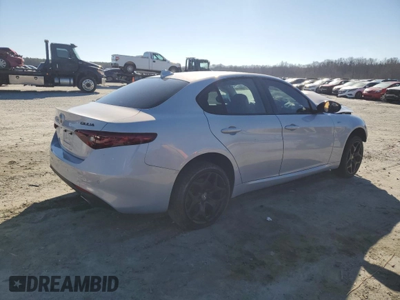 2021 Alfa Romeo Giulia z VIN ZARFAMAN5M7648056, wystawiony jako Copart lot #87389744 z przebiegiem Nie podano mil oraz Czysty tytuł • Clean title. Historia ofert i sprzedaży dostępna na DreamBid. Obrazek 3.