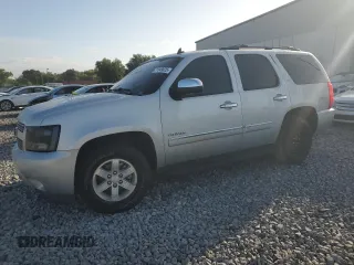 2010 Chevrolet Tahoe LTZ z VIN 1GNUCCE04AR147557, wystawiony jako Copart lot #51049625 z przebiegiem 302 523 mil mil oraz Szkoda całkowita • Salvage title. Historia ofert i sprzedaży dostępna na DreamBid. Obrazek 1.