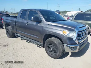 2017 Toyota Tundra SR z VIN 5TFRM5F10HX121218, wystawiony jako IAAI lot #42156639 z przebiegiem 144 499 mil mil oraz . Historia ofert i sprzedaży dostępna na DreamBid. Obrazek 1.