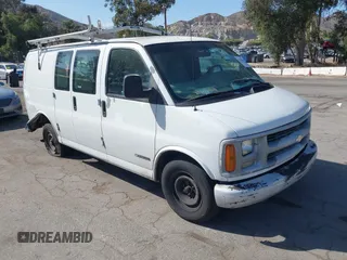 2000 Chevrolet City Express Cargo z VIN 1GCFG25W2Y1158635, wystawiony jako IAAI lot #42288585 z przebiegiem 173 837 mil mil oraz . Historia ofert i sprzedaży dostępna na DreamBid. Obrazek 1.