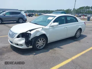 2008 Toyota Avalon XL z VIN 4T1BK36B68U304964, wystawiony jako IAAI lot #42381930 z przebiegiem 220 139 mil mil oraz . Historia ofert i sprzedaży dostępna na DreamBid. Obrazek 2.