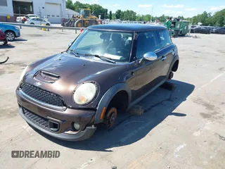 2011 MINI Hardtop S z VIN WMWSV3C52BTY15379, wystawiony jako IAAI lot #42331928 z przebiegiem 121 187 mil mil oraz . Historia ofert i sprzedaży dostępna na DreamBid. Obrazek 2.