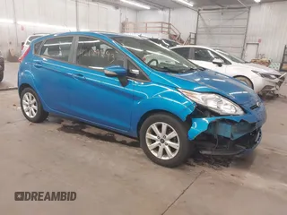 2013 Ford Fiesta SE z VIN 3FADP4EJ8DM119123, wystawiony jako IAAI lot #42179493 z przebiegiem 62 629 mil mil oraz . Historia ofert i sprzedaży dostępna na DreamBid. Obrazek 1.