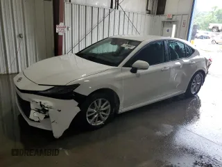 2025 Toyota Camry LE z VIN 4T1DAACK8SU537501, wystawiony jako Copart lot #60813115 z przebiegiem 24 297 mil mil oraz Czysty tytuł • Clean title. Historia ofert i sprzedaży dostępna na DreamBid. Obrazek 1.