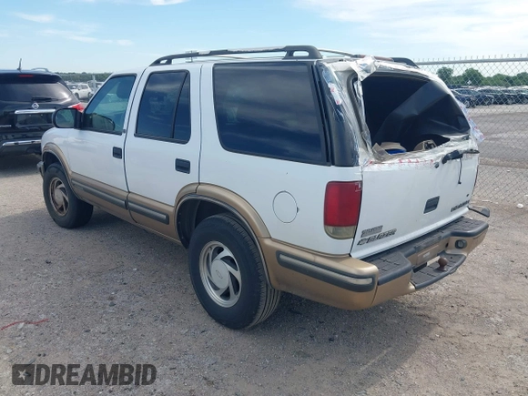 1999 Chevrolet Blazer Trailblazer z VIN 1GNDT13W4X2208791, wystawiony jako IAAI lot #42281876 z przebiegiem 261 605 mil mil oraz . Historia ofert i sprzedaży dostępna na DreamBid. Obrazek 3.