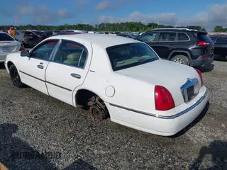 1999 Lincoln Town Car Signature with VIN 1LNHM82W0XY710627, listed as a IAAI auction lot 42440024 with 268,639 mi miles and . Bid and sale history available at DreamBid. Image 3.