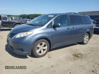 2013 Toyota Sienna LE AAS z VIN 5TDKK3DC5DS327389, wystawiony jako Copart lot #62218155 z przebiegiem 144 954 mil mil oraz Czysty tytuł • Clean title. Historia ofert i sprzedaży dostępna na DreamBid. Obrazek 1.