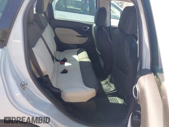 2014 FIAT 500L Easy with VIN ZFBCFABH9EZ010519, listed as a IAAI auction lot 42150633 with 60,724 mi miles. Bid and sale history available at carsss.com. Image 8.