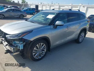 2025 Toyota Highlander Hybrid Platinum z VIN 5TDEBRCH0SS651408, wystawiony jako IAAI lot #41750433 z przebiegiem 6 705 mil mil oraz . Historia ofert i sprzedaży dostępna na DreamBid. Obrazek 18.