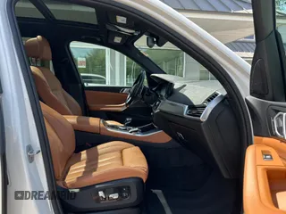 2019 BMW X5 xDrive40i z VIN 5UXCR6C56KLK99829, wystawiony jako Copart lot #58981345 z przebiegiem 165 939 mil mil oraz Tytuł czysty. Historia ofert i sprzedaży dostępna na DreamBid. Obrazek 5.