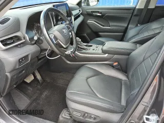 2024 Toyota Highlander LE z VIN 5TDKDRBH2RS553666, wystawiony jako Copart lot #57512875 z przebiegiem 44 772 mil mil oraz Czysty tytuł • Clean title. Historia ofert i sprzedaży dostępna na DreamBid. Obrazek 7.