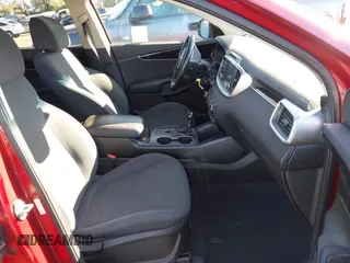 2017 Kia Sorento LX z VIN 5XYPG4A39HG278976, wystawiony jako IAAI lot #41830344 z przebiegiem 35 967 mil mil oraz . Historia ofert i sprzedaży dostępna na DreamBid. Obrazek 5.