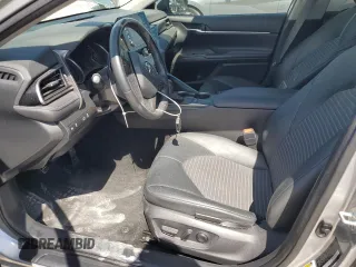2022 Toyota Camry SE z VIN 4T1G11AK7NU695218, wystawiony jako Copart lot #50276535 z przebiegiem 64 539 mil mil oraz Czysty tytuł • Clean title. Historia ofert i sprzedaży dostępna na DreamBid. Obrazek 7.