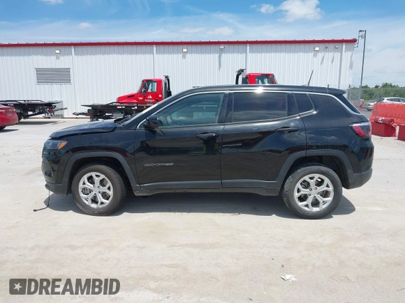 2024 Jeep Compass Sport z VIN 3C4NJDAN5RT105556, wystawiony jako IAAI lot #42335647 z przebiegiem 14 747 mil mil oraz . Historia ofert i sprzedaży dostępna na DreamBid. Obrazek 14.