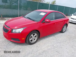 2014 Chevrolet Cruze 1LT z VIN 1G1PC5SB2E7165945, wystawiony jako IAAI lot #42016702 z przebiegiem 180 148 mil mil oraz . Historia ofert i sprzedaży dostępna na DreamBid. Obrazek 2.