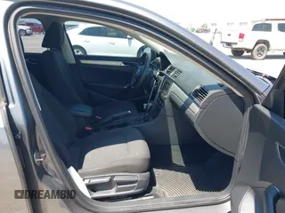 2017 Volkswagen Passat S z VIN 1VWAT7A37HC069014, wystawiony jako IAAI lot #41967310 z przebiegiem 109 266 mil mil oraz . Historia ofert i sprzedaży dostępna na DreamBid. Obrazek 5.