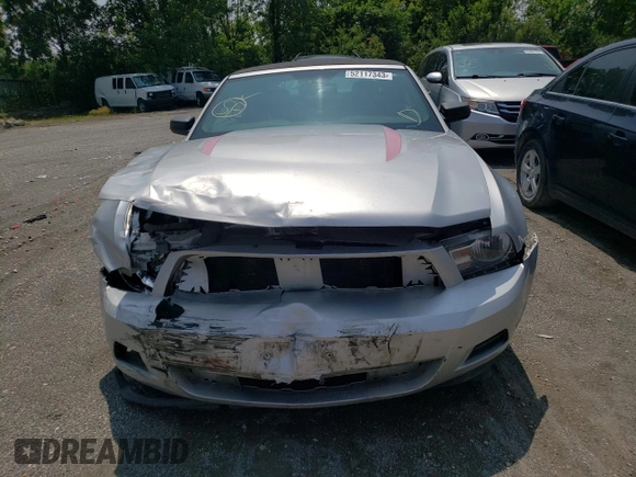 2010 Ford Mustang V6 z VIN 1ZVBP8EN0A5121975, wystawiony jako Copart lot #52117343 z przebiegiem 204 966 mil mil oraz Szkoda całkowita • Salvage title. Historia ofert i sprzedaży dostępna na DreamBid. Obrazek 5.