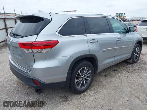 2017 Toyota Highlander XLE z VIN 5TDJZRFH6HS509725, wystawiony jako IAAI lot #42677602 z przebiegiem 120 311 mil mil oraz . Historia ofert i sprzedaży dostępna na DreamBid. Obrazek 4.