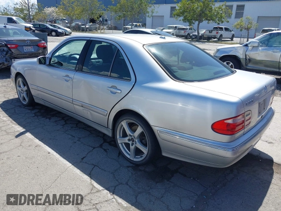 2001 Mercedes-Benz E 320 z VIN WDBJF65J51B311774, wystawiony jako IAAI lot #41953089 z przebiegiem 170 338 mil mil oraz . Historia ofert i sprzedaży dostępna na DreamBid. Obrazek 3.
