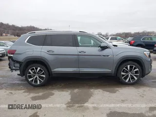 2024 Volkswagen Atlas SEL Premium R-Line z VIN 1V2FR2CA0RC523772, wystawiony jako IAAI lot #41544482 z przebiegiem 7 703 mil mil oraz . Historia ofert i sprzedaży dostępna na DreamBid. Obrazek 14.