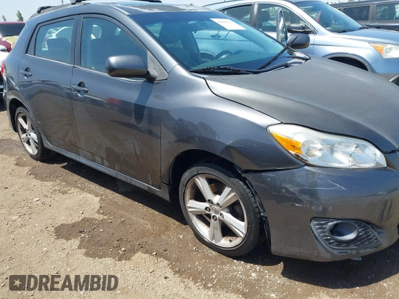 2009 Toyota Matrix S z VIN 2T1LE40E99C010143, wystawiony jako IAAI lot #42298942 z przebiegiem 183 300 mil mil oraz . Historia ofert i sprzedaży dostępna na DreamBid. Obrazek 6.
