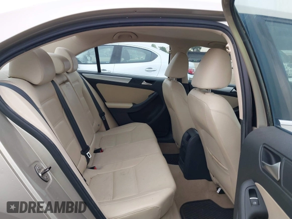 2014 Volkswagen Jetta SE z VIN 3VWD17AJ0EM247843, wystawiony jako IAAI lot #42385042 z przebiegiem 181 994 mil mil oraz . Historia ofert i sprzedaży dostępna na DreamBid. Obrazek 8.