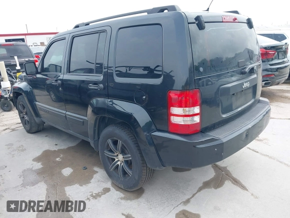 2009 Jeep Liberty Sport z VIN 1J8GP28K49W527859, wystawiony jako IAAI lot #42303957 z przebiegiem 288 873 mil mil oraz . Historia ofert i sprzedaży dostępna na DreamBid. Obrazek 3.