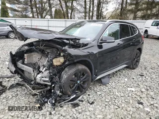 2020 BMW X1 xDrive28i z VIN WBXJG9C03L5P59462, wystawiony jako Copart lot #52725835 z przebiegiem Nie podano mil oraz Szkoda całkowita • Salvage title. Historia ofert i sprzedaży dostępna na DreamBid. Obrazek 1.