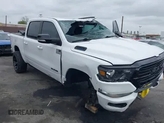 2021 Ram 1500 Big Horn z VIN 1C6RREFT2MN647379, wystawiony jako IAAI lot #42094375 z przebiegiem 57 121 mil mil oraz . Historia ofert i sprzedaży dostępna na DreamBid. Obrazek 6.