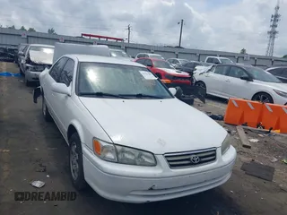 2001 Toyota Camry CE z VIN 4T1BG22K81U818421, wystawiony jako IAAI lot #42121087 z przebiegiem 242 682 mil mil oraz . Historia ofert i sprzedaży dostępna na DreamBid. Obrazek 1.