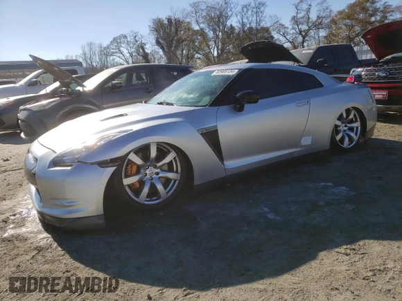 2009 Nissan GT-R Premium z VIN JN1AR54F49M252803, wystawiony jako Copart lot #83905134 z przebiegiem Nie podano mil oraz Nie do naprawy • Non repairable. Historia ofert i sprzedaży dostępna na DreamBid. Obrazek 1.