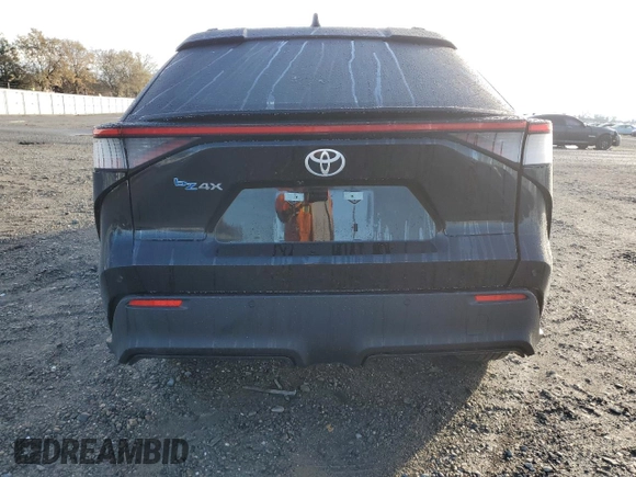 2023 Toyota bZ4X XLE z VIN JTMAAAAA7PA026243, wystawiony jako Copart lot #80972543 z przebiegiem 2 213 mil mil oraz . Historia ofert i sprzedaży dostępna na DreamBid. Obrazek 6.