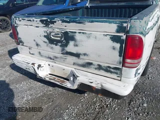 1998 Dodge Dakota SLT z VIN 1B7FL26X7WS586596, wystawiony jako IAAI lot #41745358 z przebiegiem 173 950 mil mil oraz . Historia ofert i sprzedaży dostępna na DreamBid. Obrazek 14.