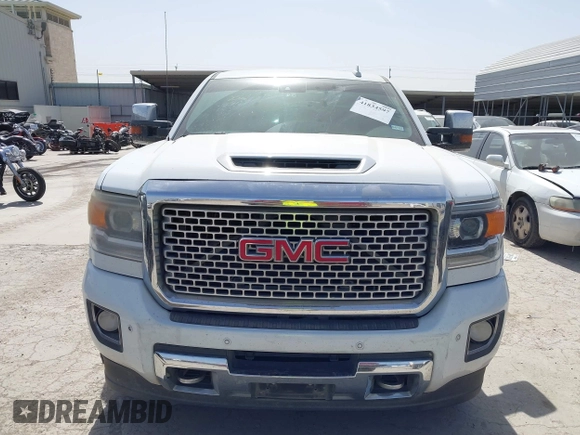 2017 GMC Sierra 2500HD Denali z VIN 1GT12UEY0HF111676, wystawiony jako IAAI lot #41834597 z przebiegiem 357 956 mil mil oraz . Historia ofert i sprzedaży dostępna na DreamBid. Obrazek 12.