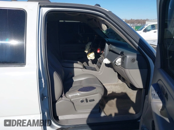 2004 Chevrolet Suburban LS with VIN 1GNEC16Z54J222405, listed as a IAAI auction lot 41424519 with 204,381 mi miles. Bid and sale history available at carsss.com. Image 5.
