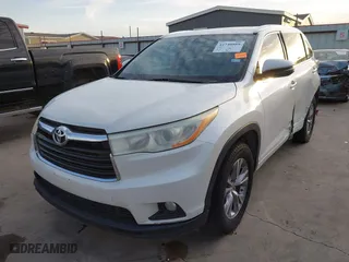 2014 Toyota Highlander XLE with VIN 5TDKKRFH3ES038170, listed as a IAAI auction lot 41740889 with 215,715 mi miles. Bid and sale history available at carsss.com. Image 21.