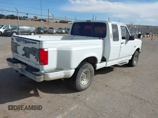 1993 Ford F-150 z VIN 1FTEX14H5PKA70504, wystawiony jako IAAI lot #41700760 z przebiegiem 208 794 mil mil oraz . Historia ofert i sprzedaży dostępna na DreamBid. Obrazek 4.