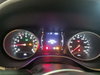 2020 Jeep Compass Latitude z VIN 3C4NJCBB6LT252619, wystawiony jako Copart lot #54860815 z przebiegiem Nie podano mil oraz Szkoda całkowita • Salvage title. Historia ofert i sprzedaży dostępna na DreamBid. Obrazek 9.