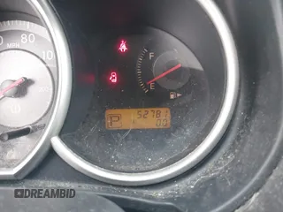 2009 Nissan Versa 1.6 z VIN 3N1CC11E29L453804, wystawiony jako IAAI lot #42447783 z przebiegiem 62 781 mil mil oraz . Historia ofert i sprzedaży dostępna na DreamBid. Obrazek 7.