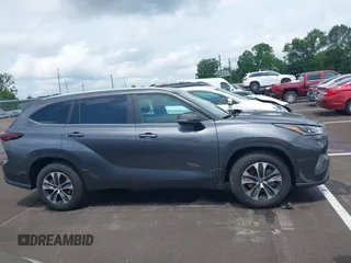 2024 Toyota Highlander LE z VIN 5TDKDRAH3RS543441, wystawiony jako IAAI lot #42429440 z przebiegiem 9 086 mil mil oraz . Historia ofert i sprzedaży dostępna na DreamBid. Obrazek 13.