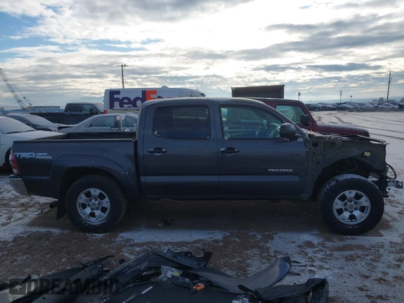 2015 Toyota Tacoma z VIN 3TMLU4EN8FM177785, wystawiony jako IAAI lot #41082160 z przebiegiem 156 761 mil mil oraz . Historia ofert i sprzedaży dostępna na DreamBid. Obrazek 14.
