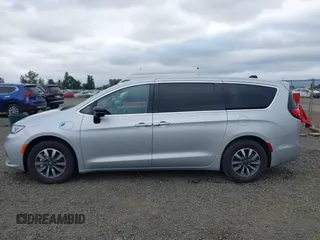 2024 Chrysler Pacifica Hybrid Select z VIN 2C4RC1S75RR156715, wystawiony jako IAAI lot #42496843 z przebiegiem 10 686 mil mil oraz . Historia ofert i sprzedaży dostępna na DreamBid. Obrazek 14.