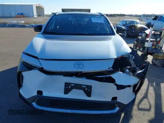 2023 Toyota bZ4X XLE z VIN JTMABACA5PA035744, wystawiony jako IAAI lot #41264742 z przebiegiem 27 792 mil mil oraz . Historia ofert i sprzedaży dostępna na DreamBid. Obrazek 13.